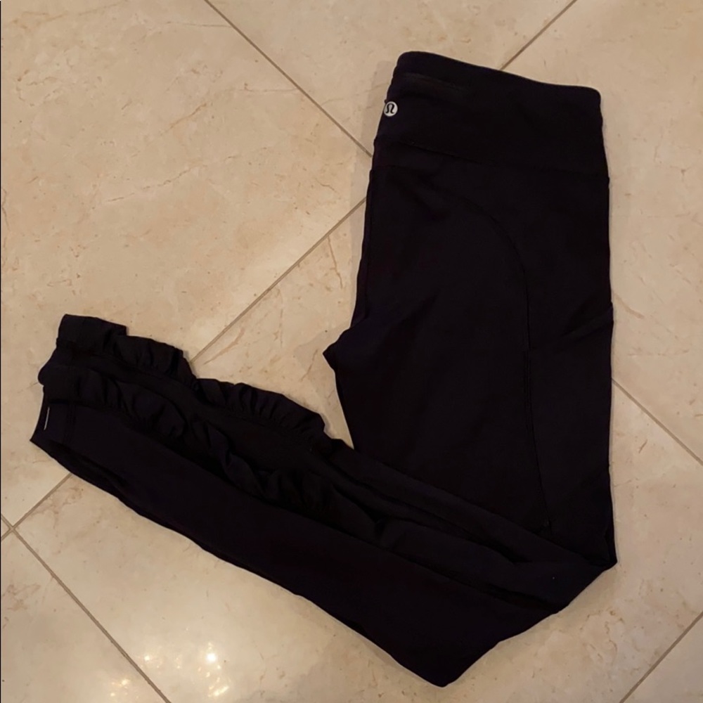 lululemon leggings w scrunched bottoms & pockets